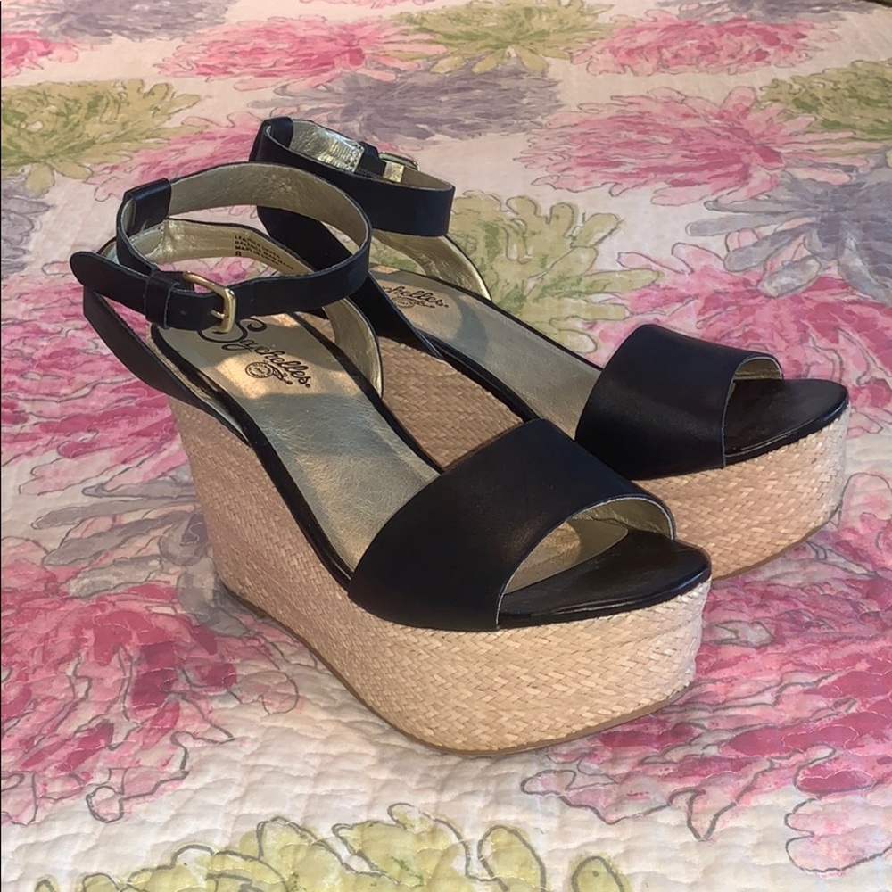 SEYCHELLES WEDGE “Edge of your seat”